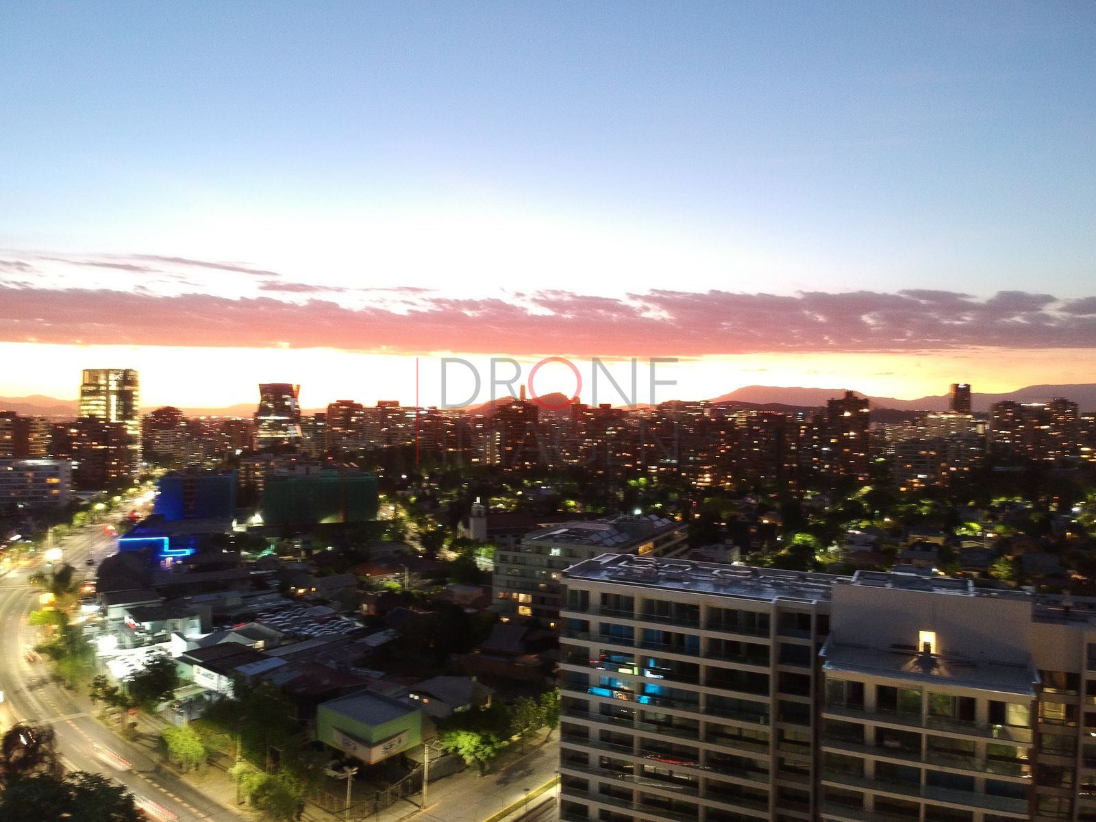 Atardecer y edificios en la hora azul, Las Condes