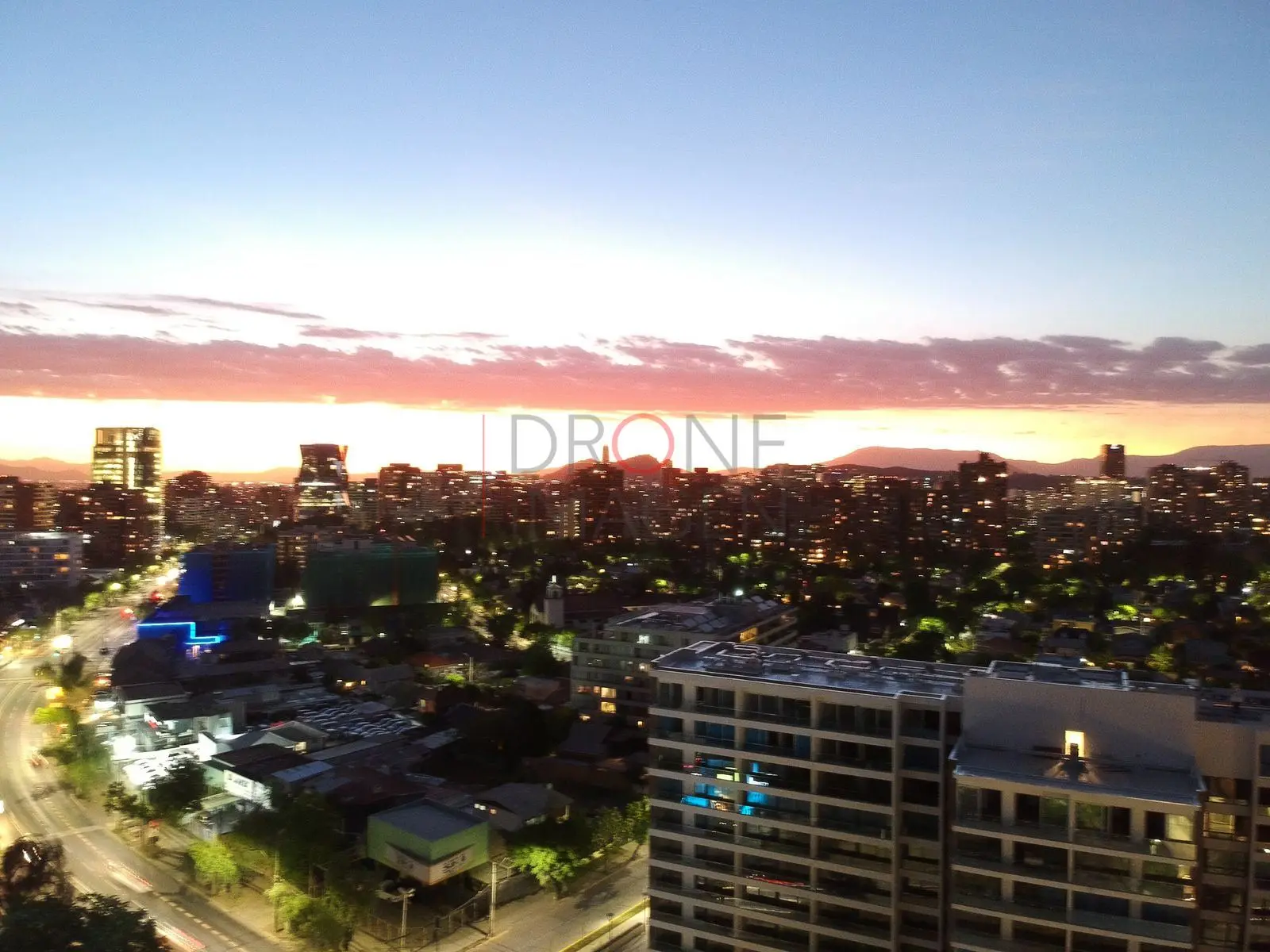 Atardecer y edificios en la hora azul, Las Condes — Santiago, Chile