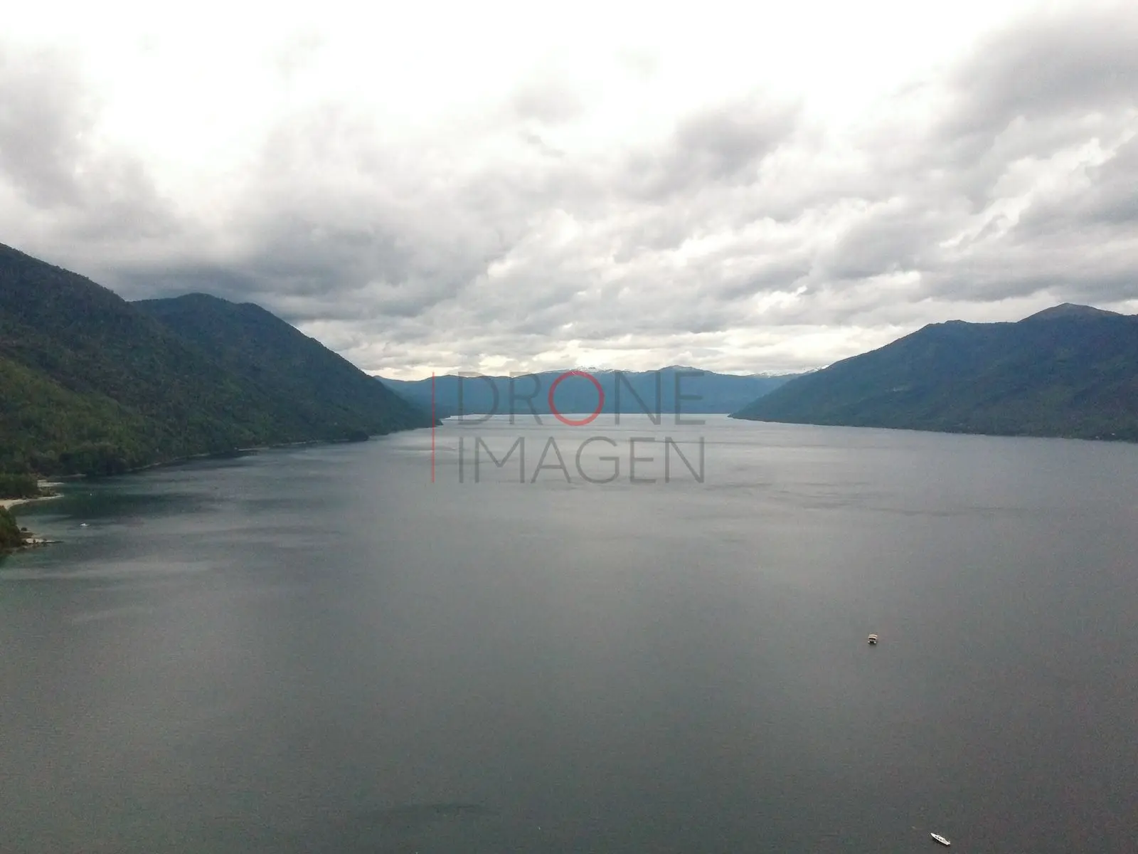 Lago entre cerros, Caburgua — Pucón, Chile