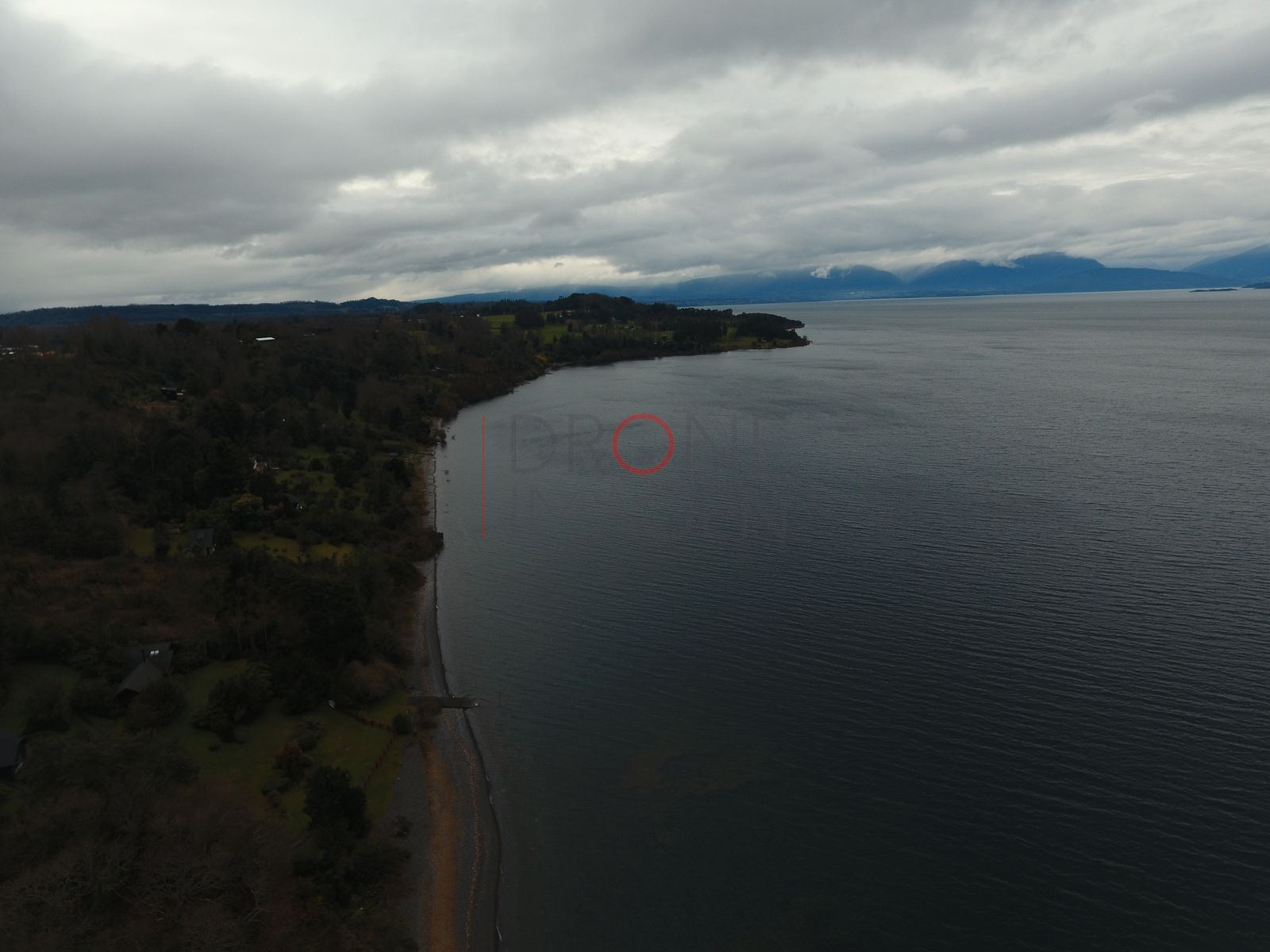 Lago Ranco bajo cielo nublado