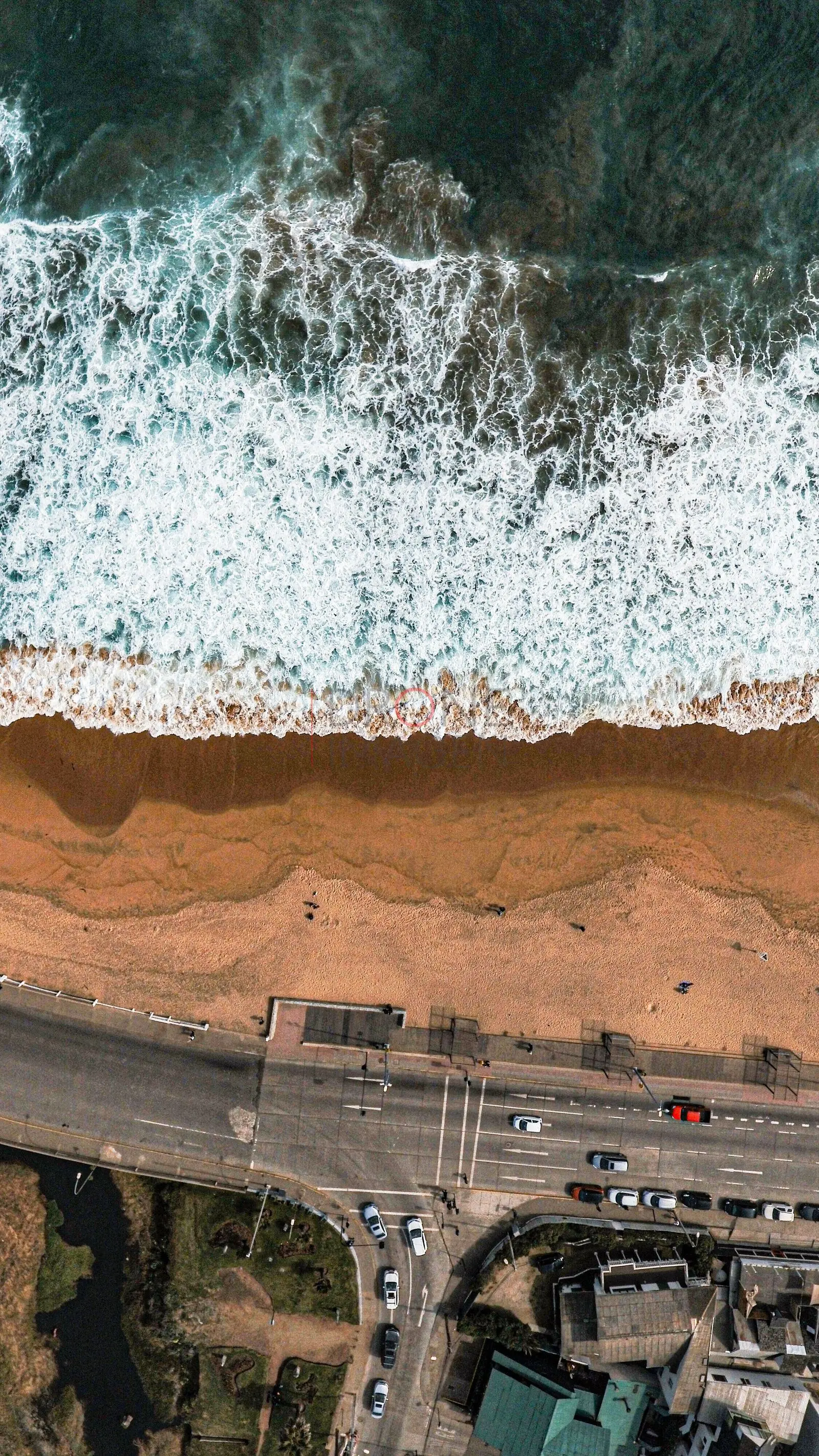 Ola y arena dorada desde arriba · vista cenital