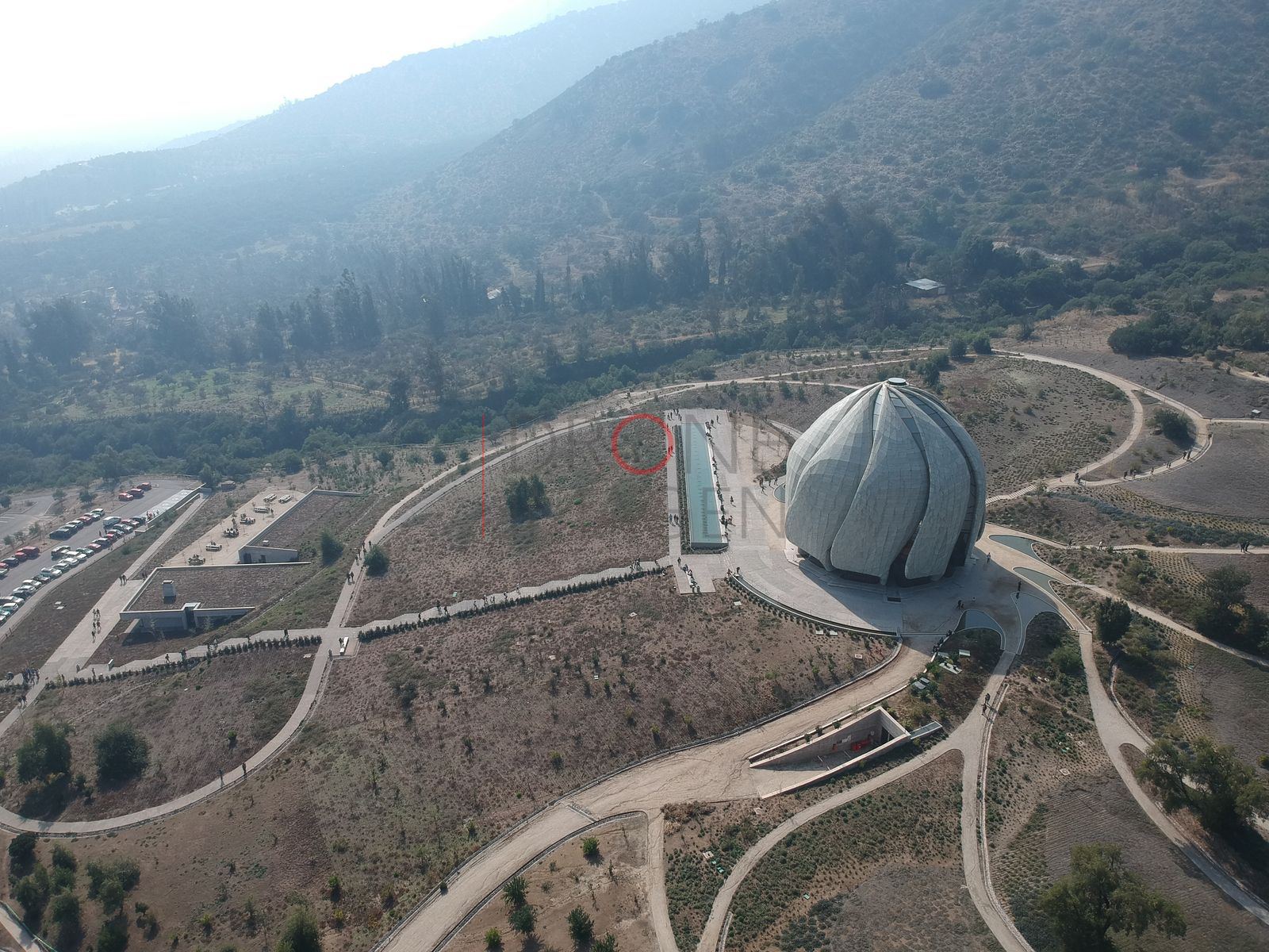 Templo entre cerros y senderos curvos, Peñalolén