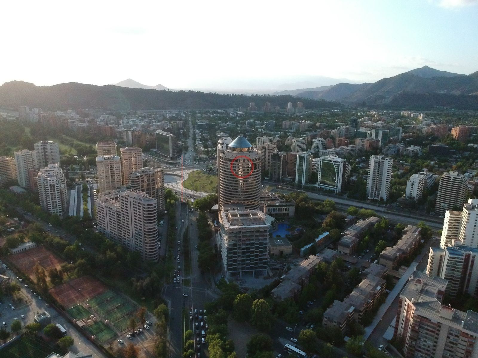 Torres de departamentos al anochecer, Las Condes