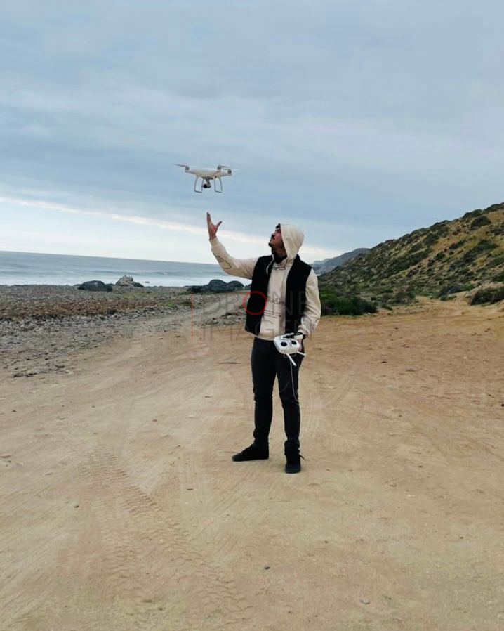 Persona con drone en la precordillera