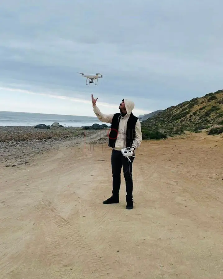 Persona con drone en la precordillera