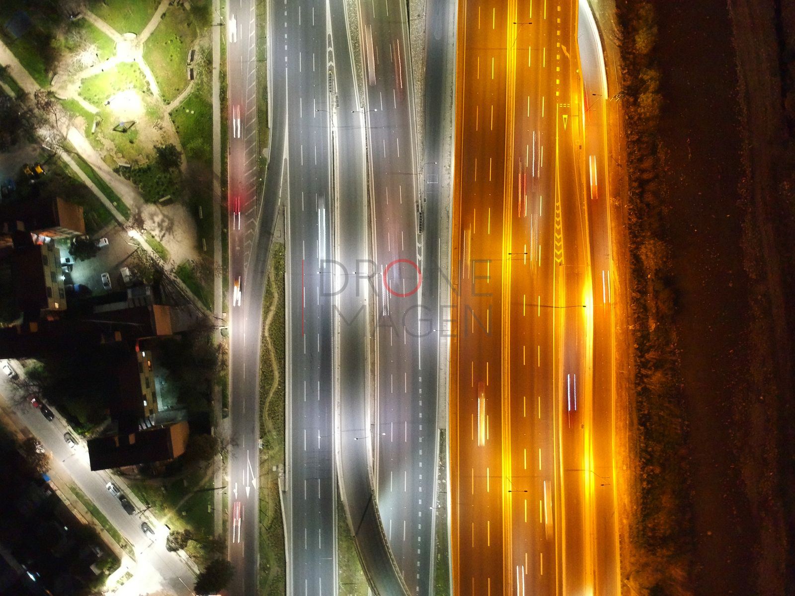 Autopista y luces de autos, Santiago