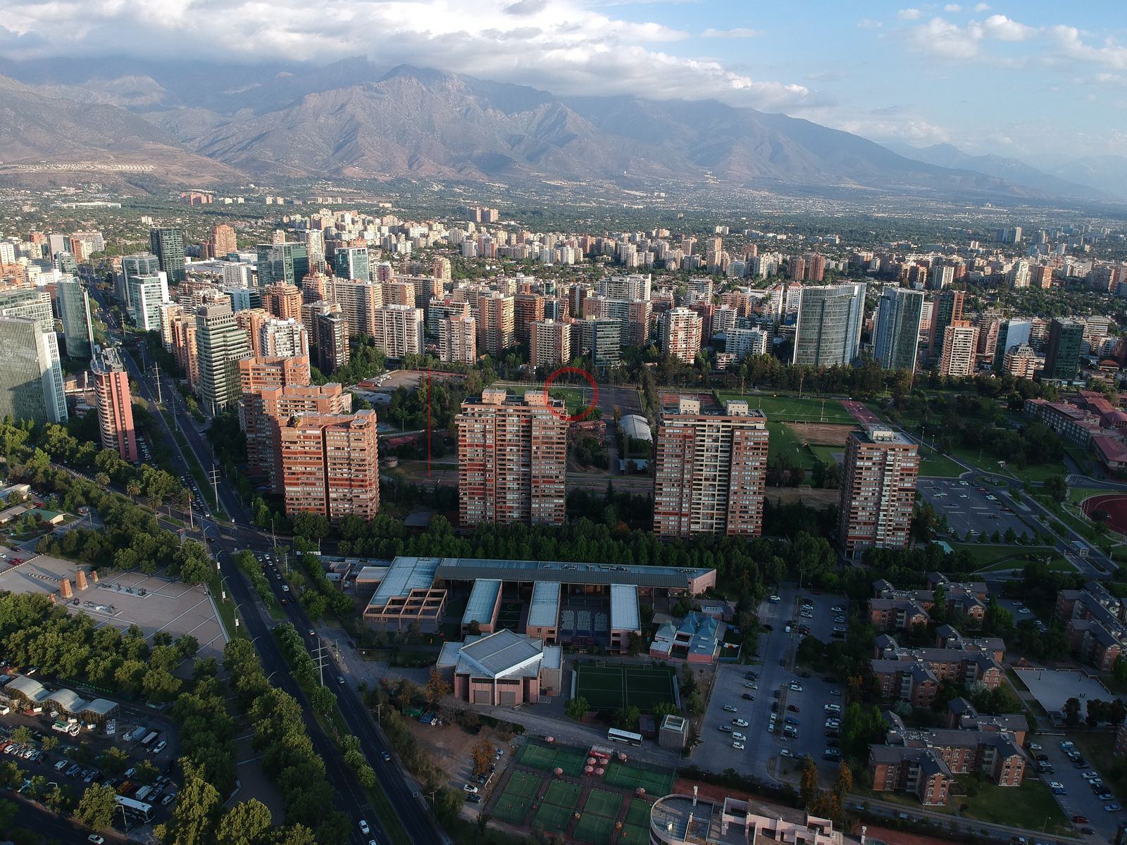 Edificios y calles arboladas, Las Condes