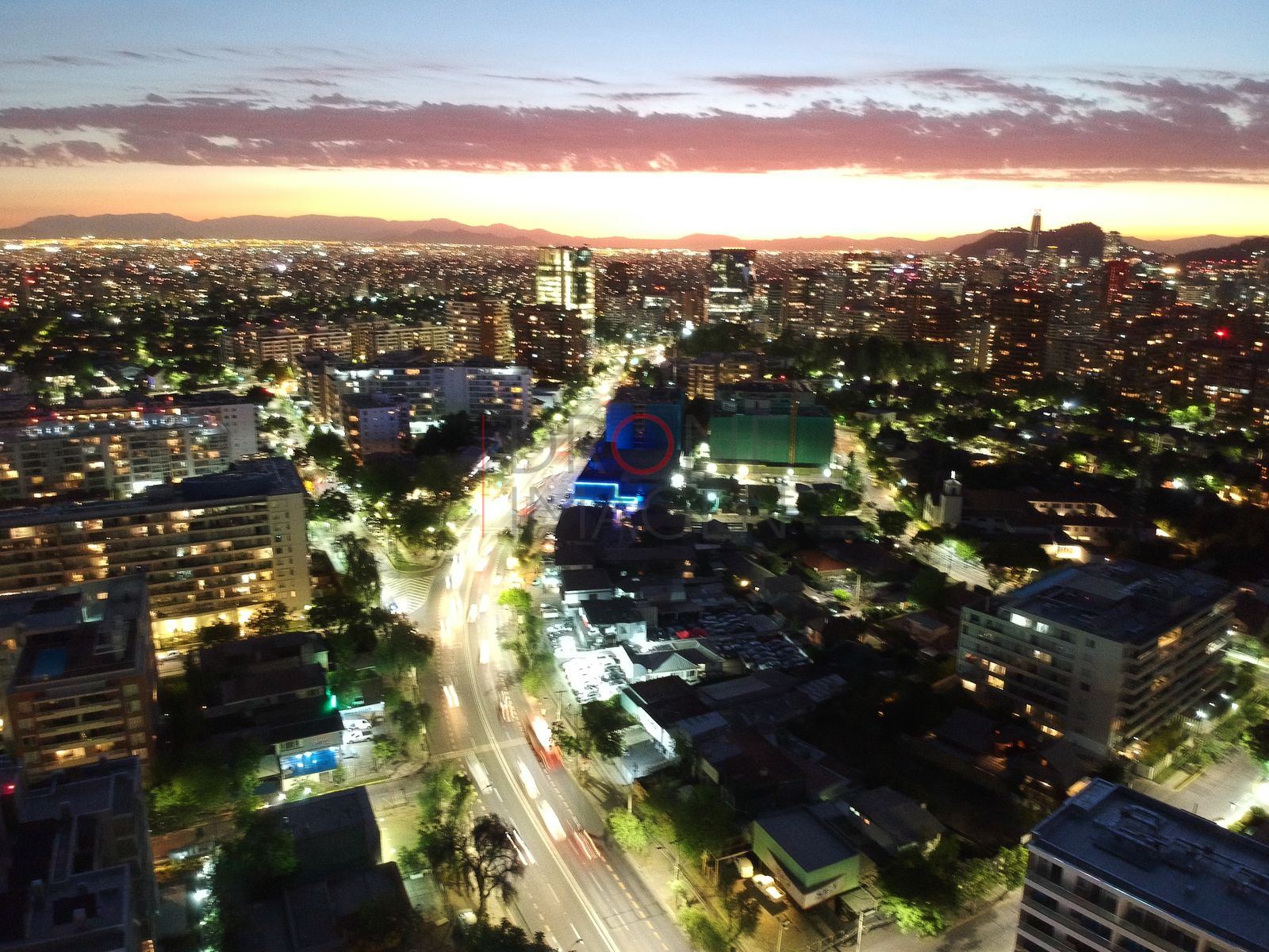 Avenida y estelas de luz al anochecer, Las Condes
