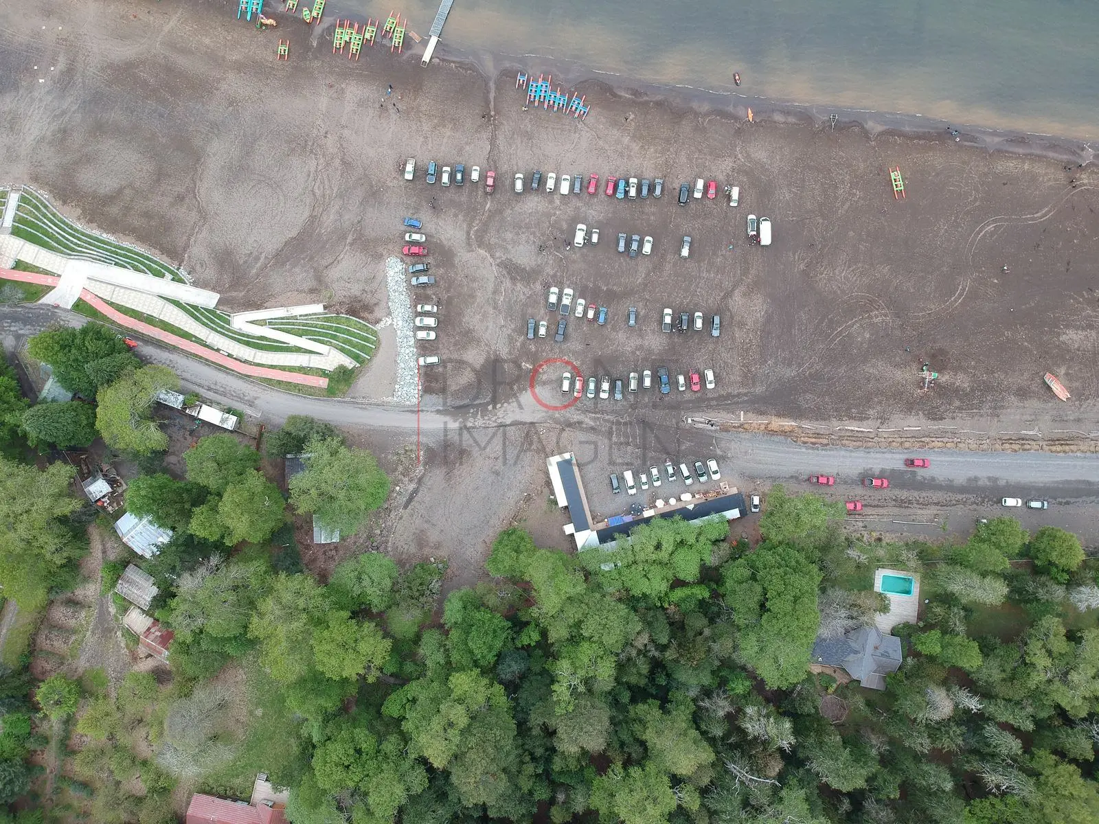 Estacionamiento y camino junto a la playa, Caburgua — Pucón, Chile