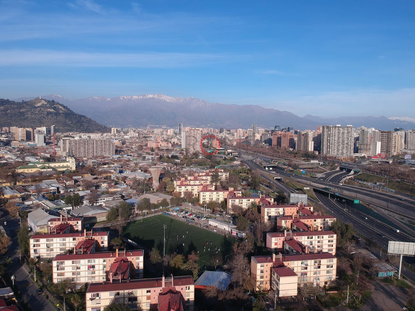 Población y cancha con la cordillera, Independencia