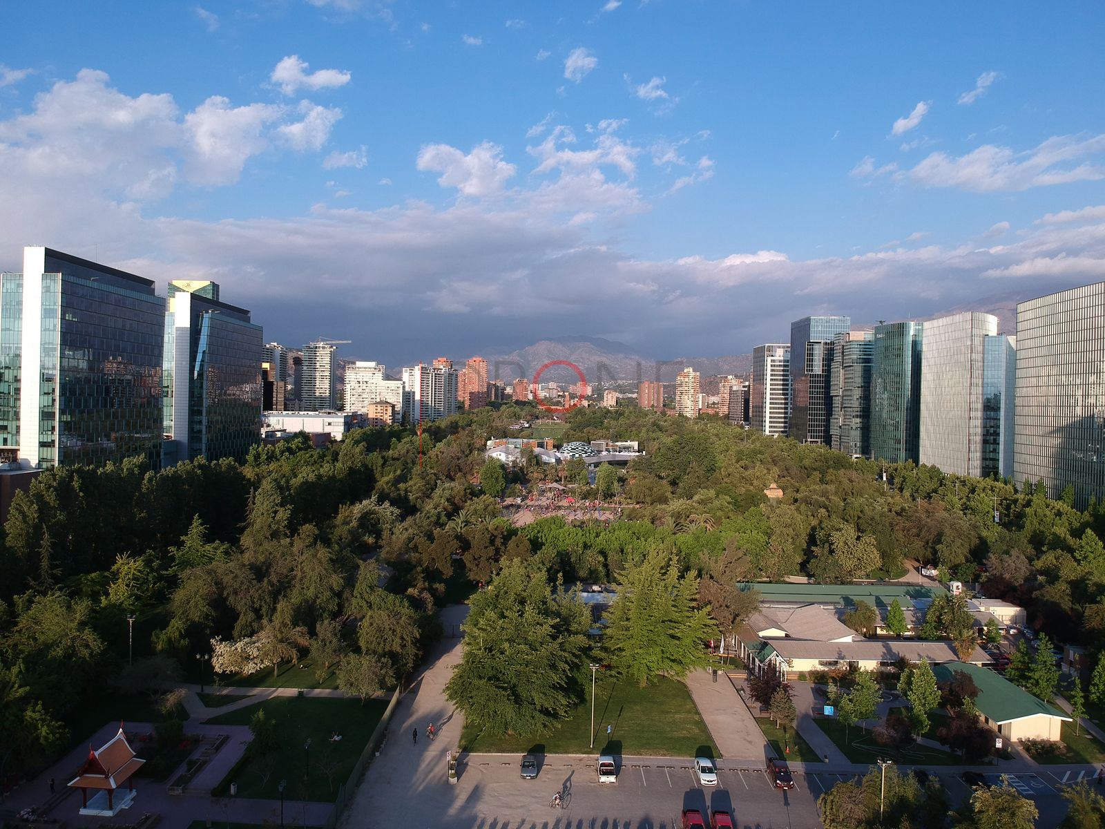 Torres de vidrio y parque, Las Condes