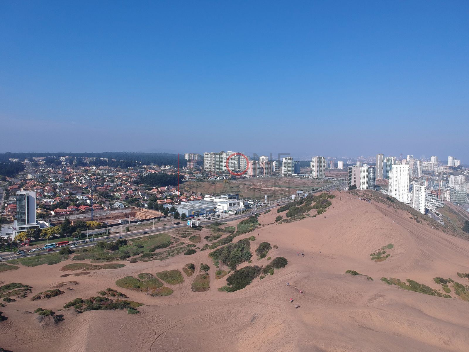 Ciudad y edificios desde la duna, Concón
