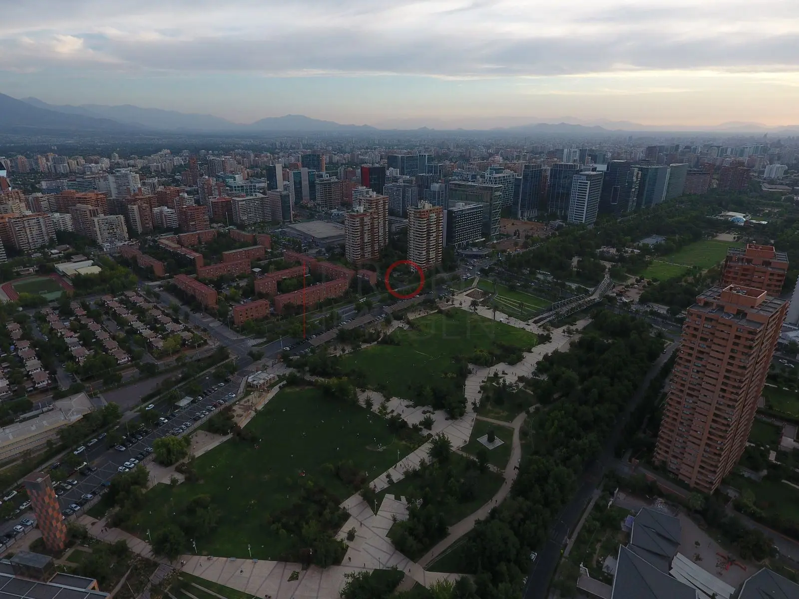 Áreas verdes y edificios al atardecer, Las Condes — Santiago, Chile