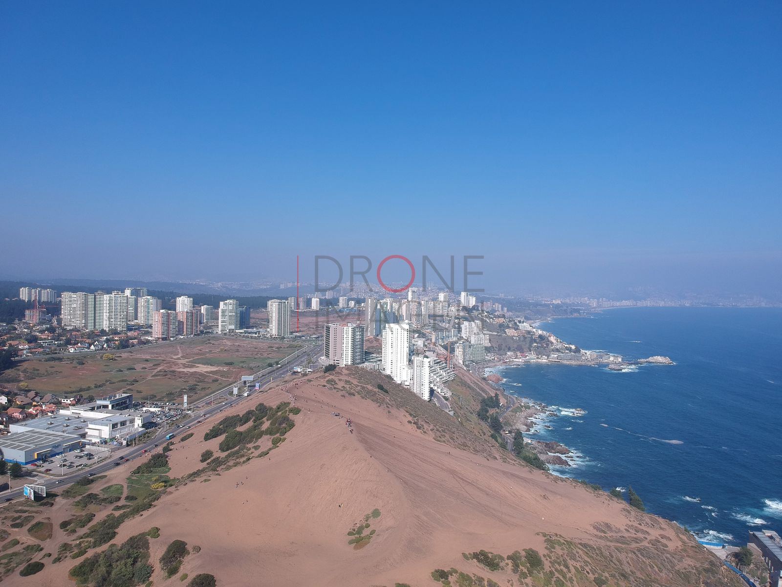 Costa urbana y océano desde la duna, Concón