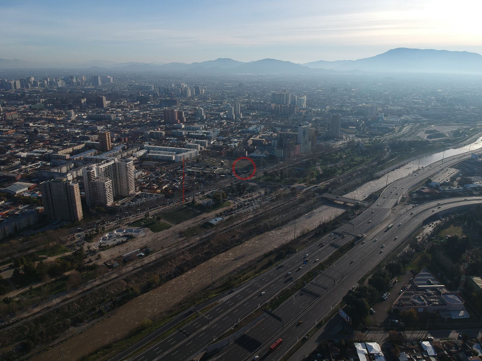 Autopista y ciudad entre bruma, Independencia