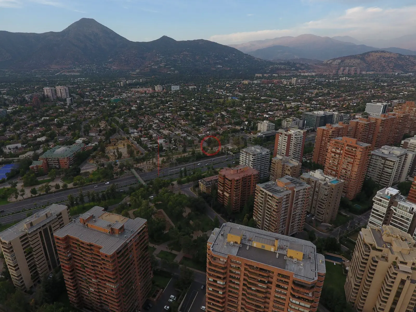 Edificios de departamentos y cordillera, Las Condes · vista aérea oblicua