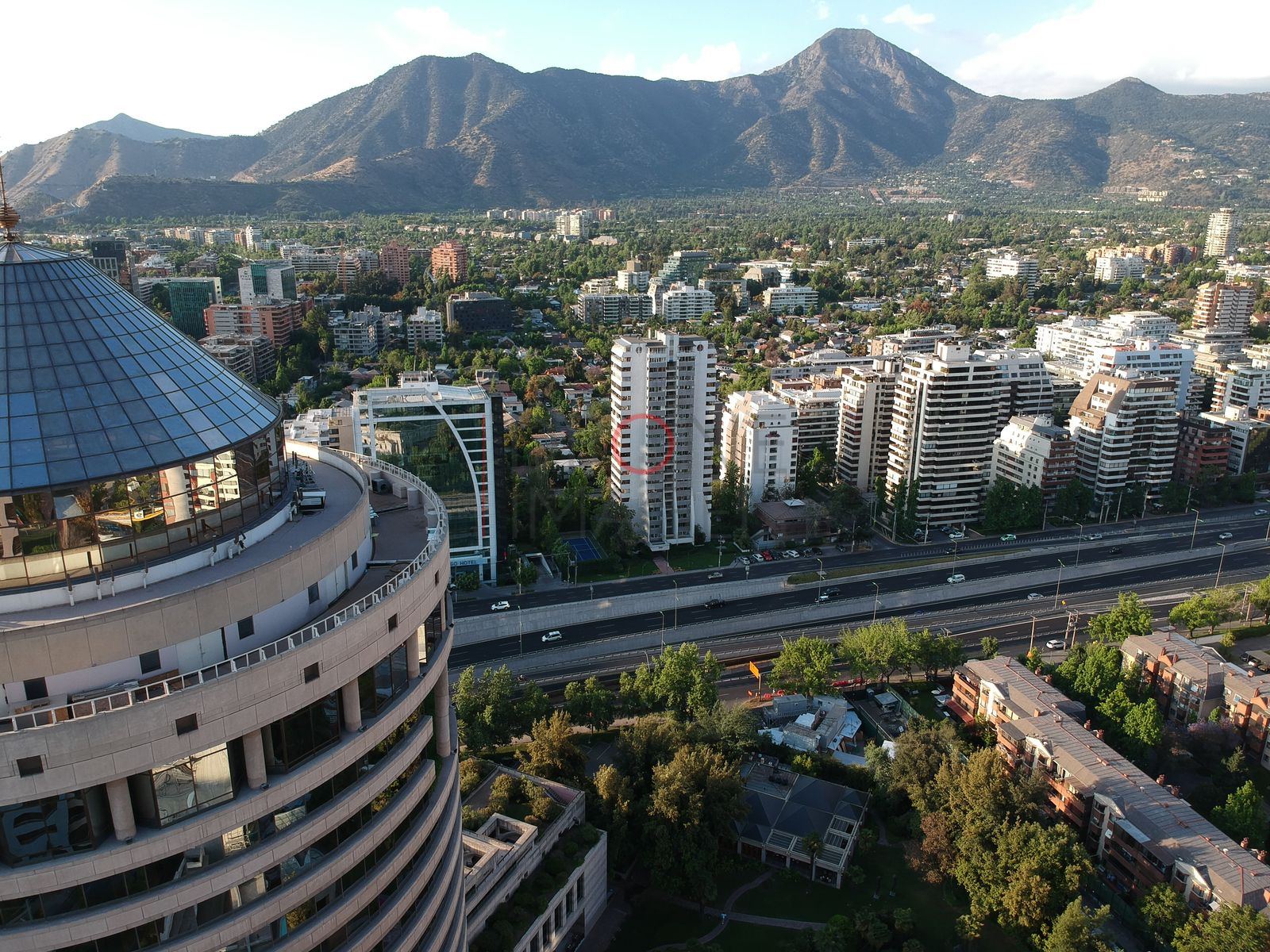 Torre con cúpula de vidrio y edificios, Las Condes