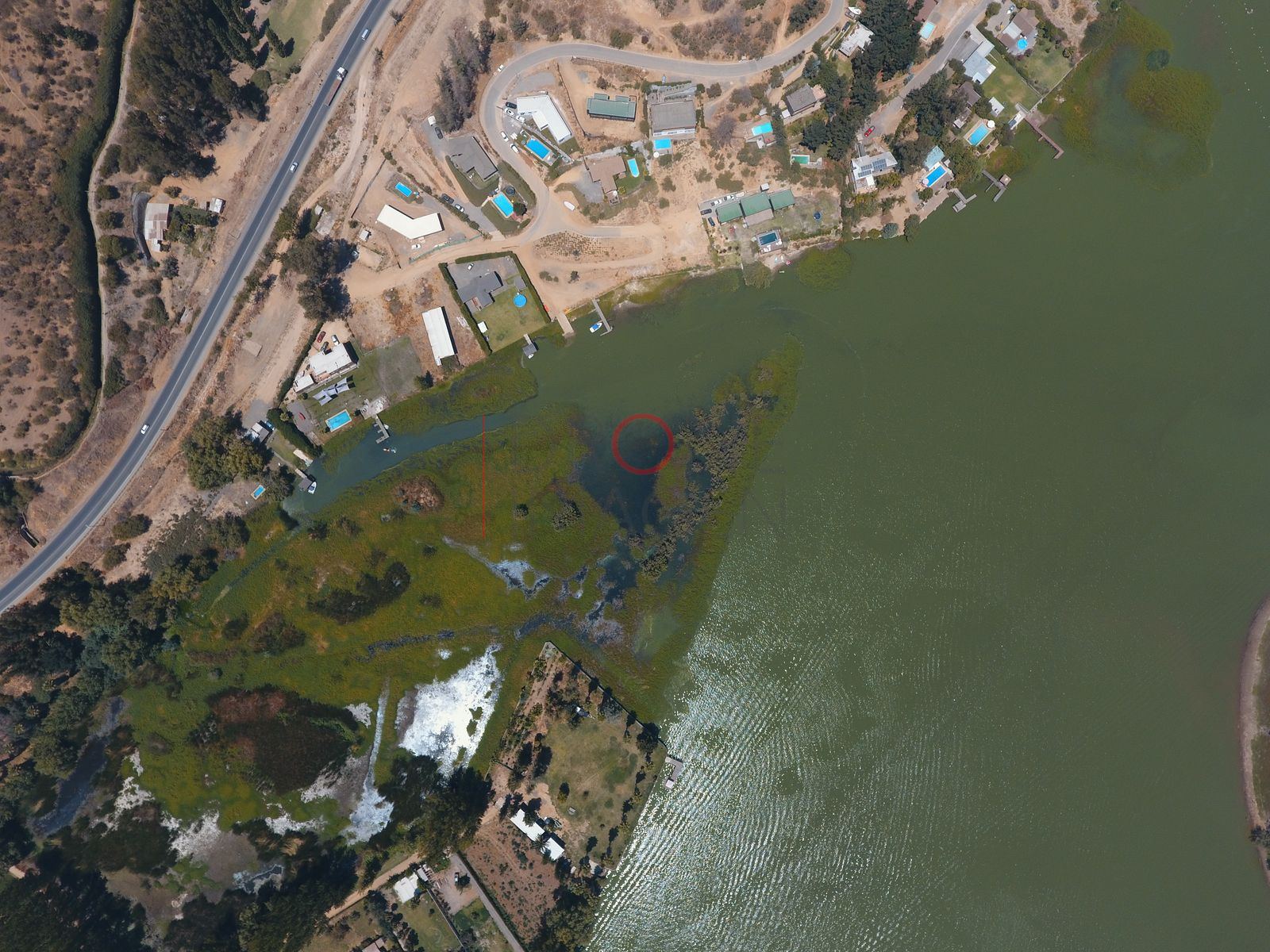 Canal y casas junto al lago Rapel, Las Cabras