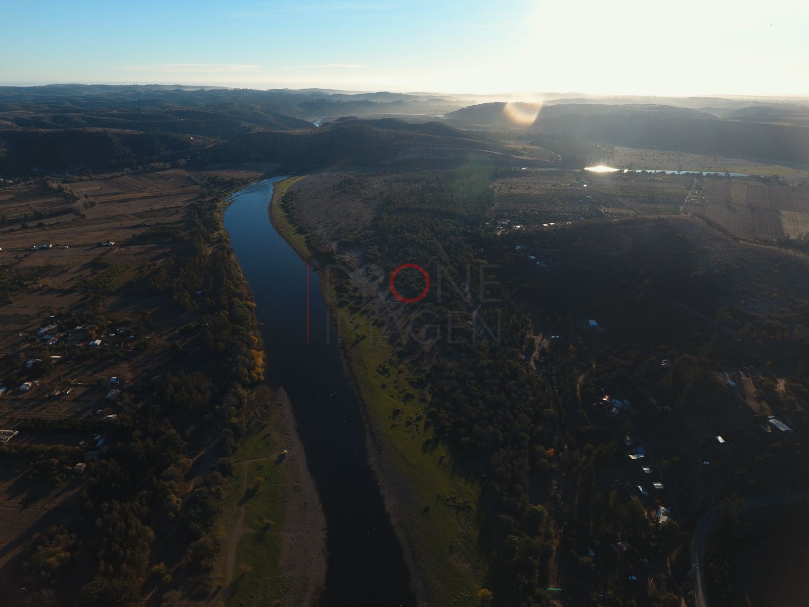Valle del río al amanecer