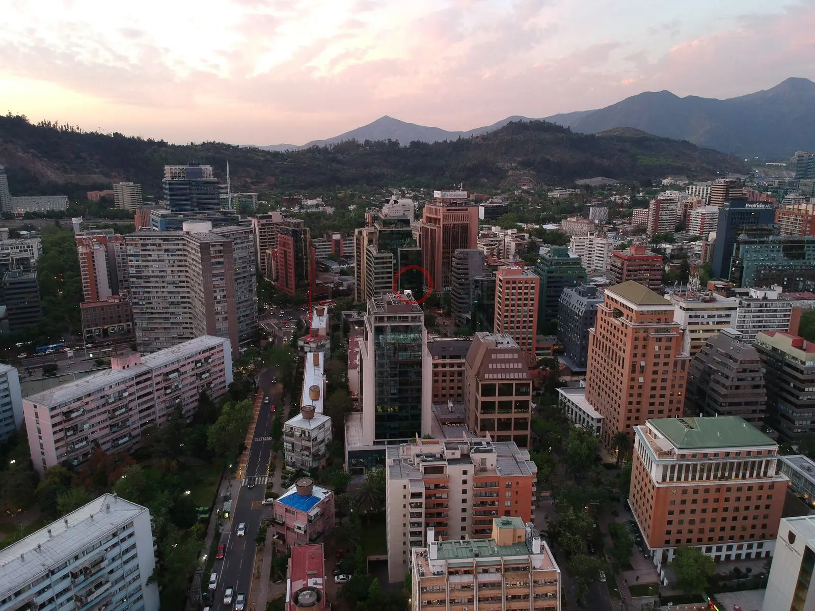 Torres de ladrillo y cerro, Providencia · vista aérea oblicua