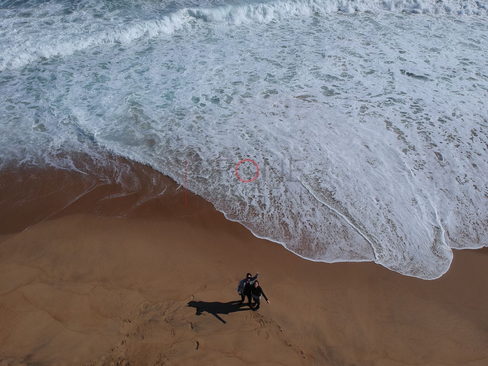Ola rompiendo sobre la arena mojada, Reñaca