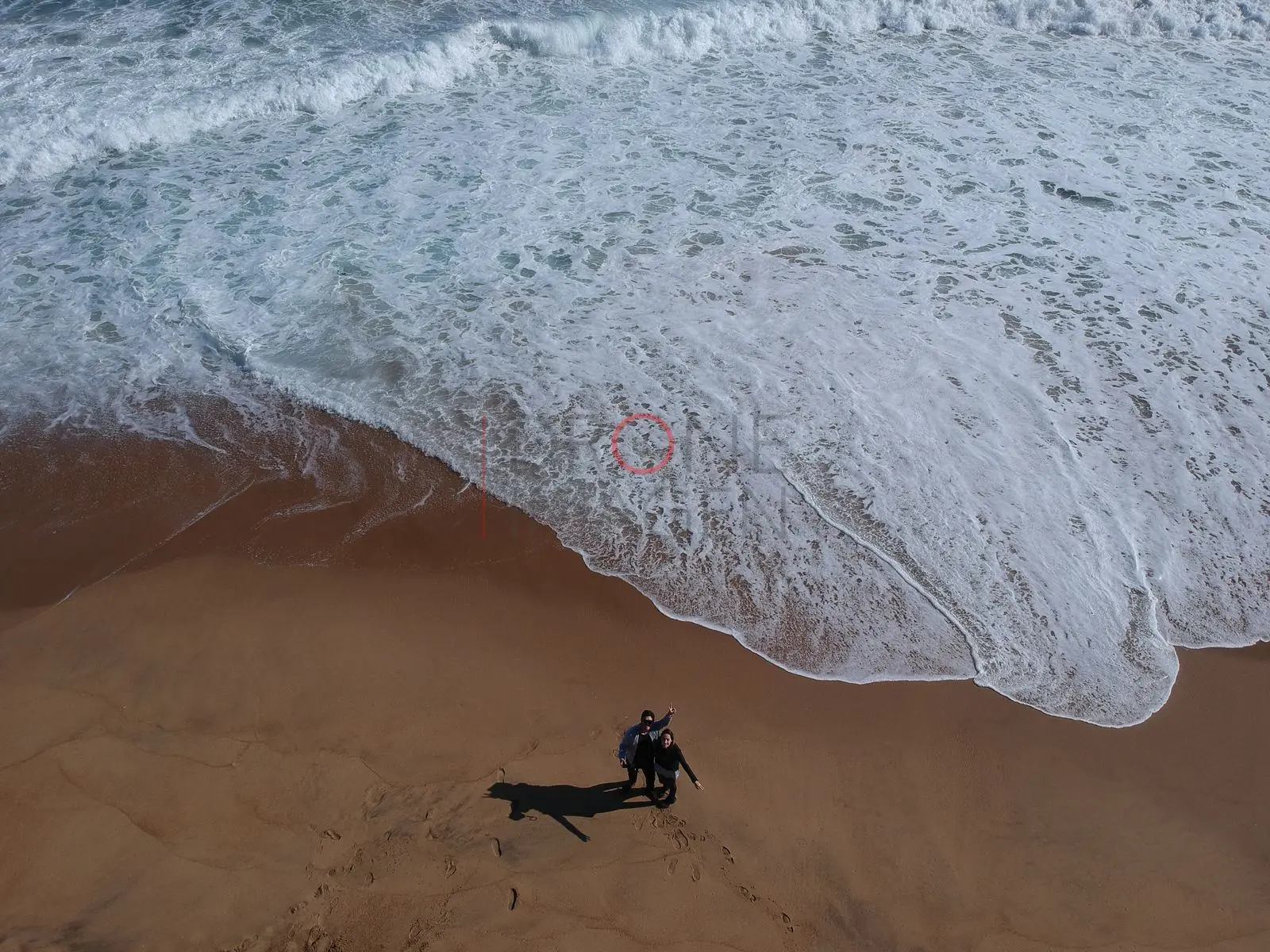 Ola rompiendo sobre la arena mojada, Reñaca — Viña del Mar, Chile