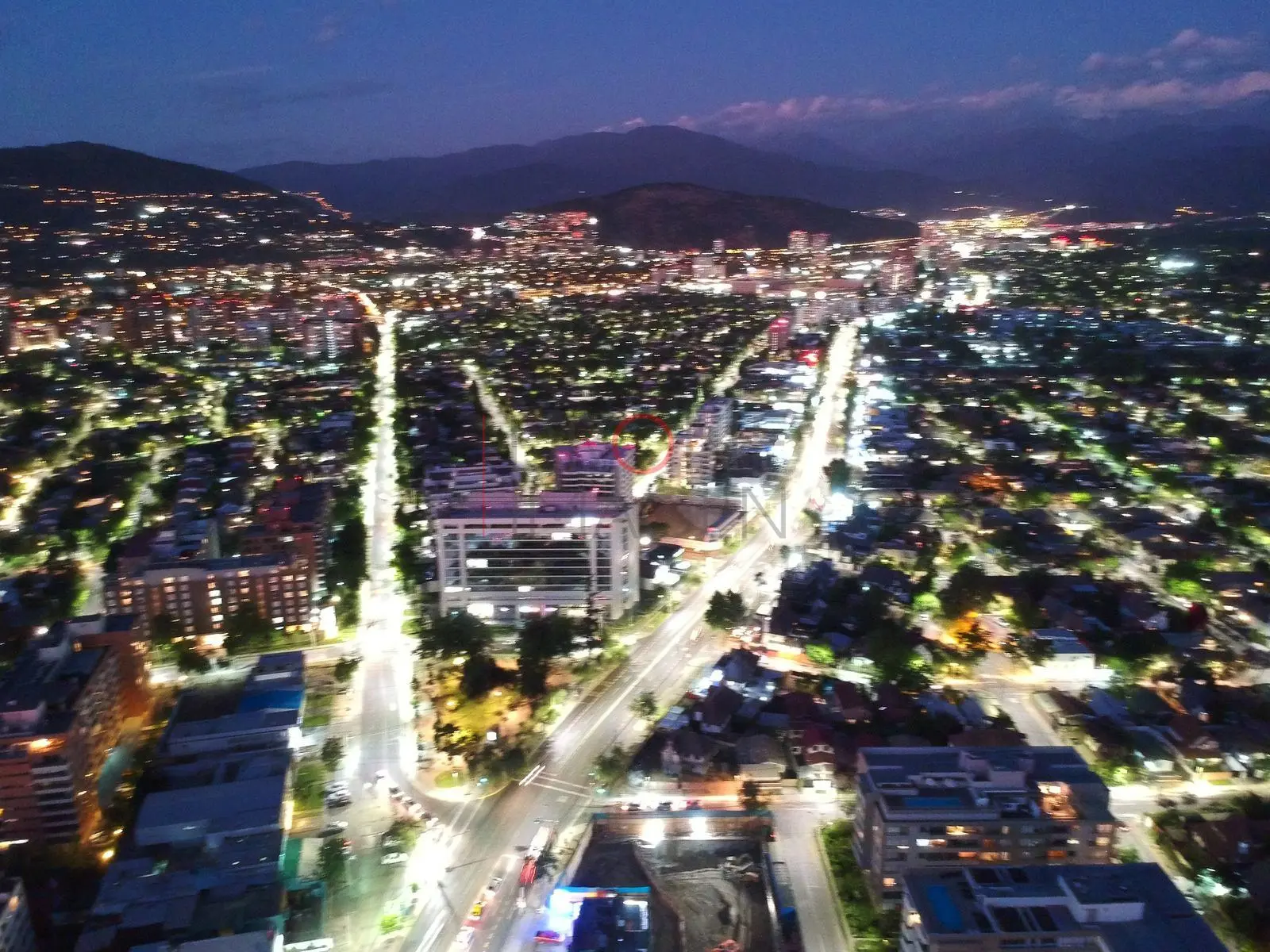Avenida y edificios en hora azul, Las Condes · vista aérea oblicua