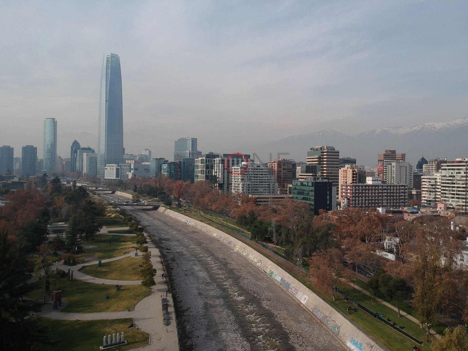 Gran Torre Santiago y río en otoño, Providencia