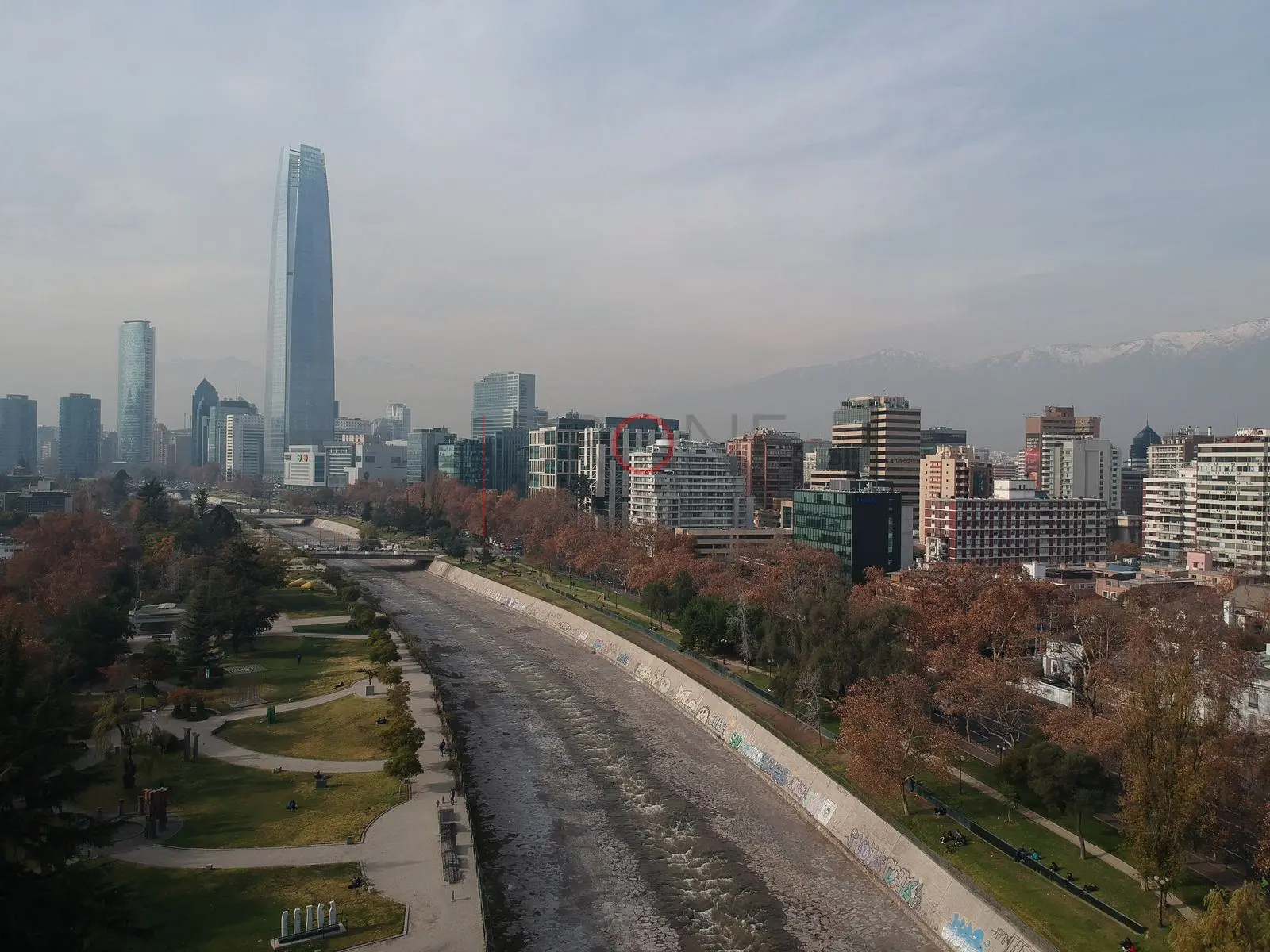 Gran Torre Santiago y río en otoño, Providencia · vista aérea oblicua