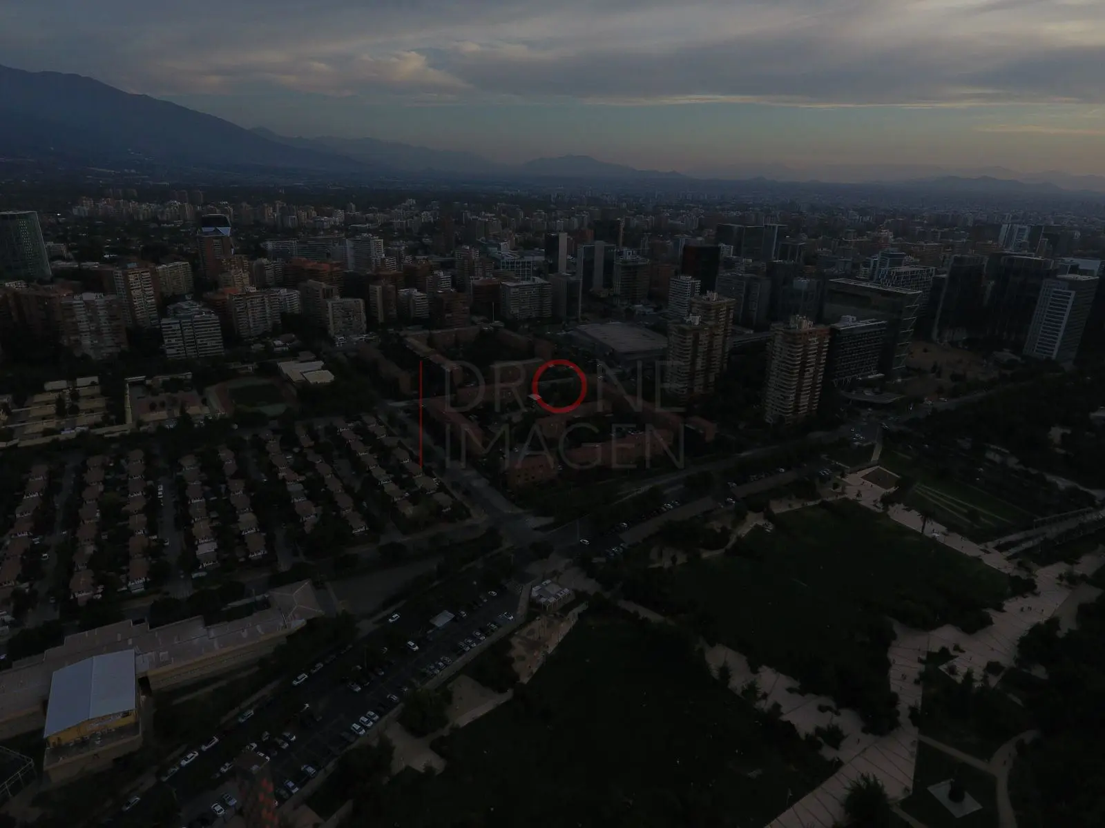 Parque y torres al anochecer, Las Condes — vista oblicua — Santiago, Chile