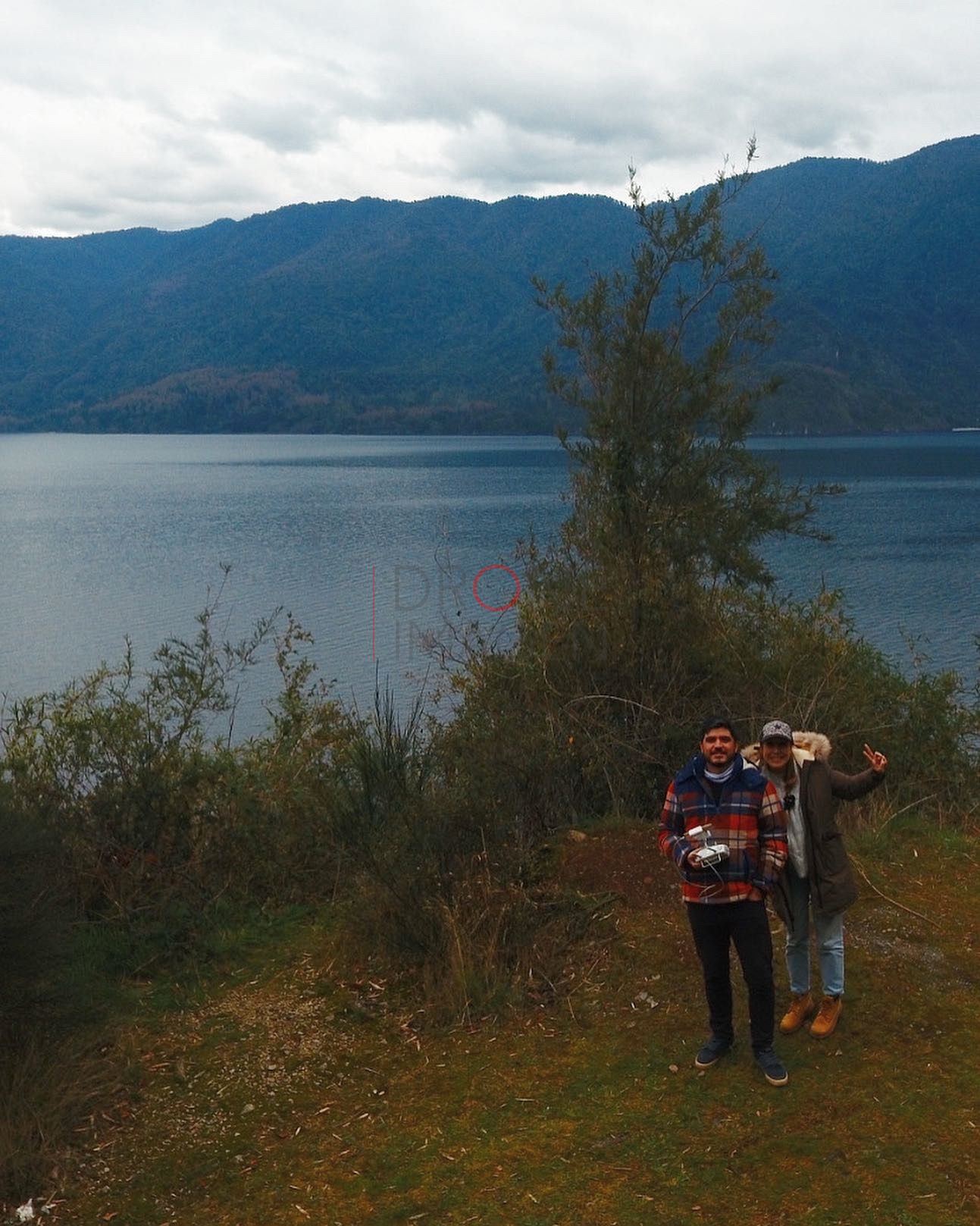 Pareja frente al lago, en el bosque