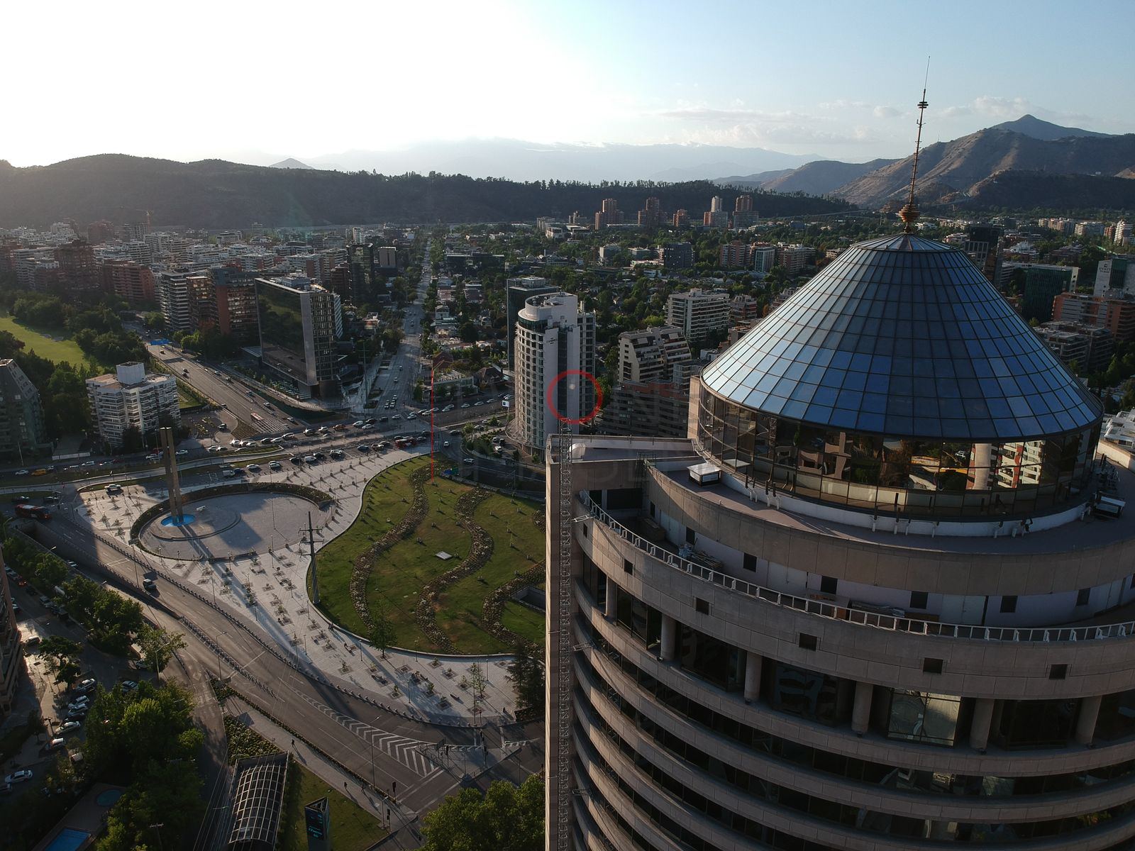 Torre con cúpula y enlace vial, Las Condes