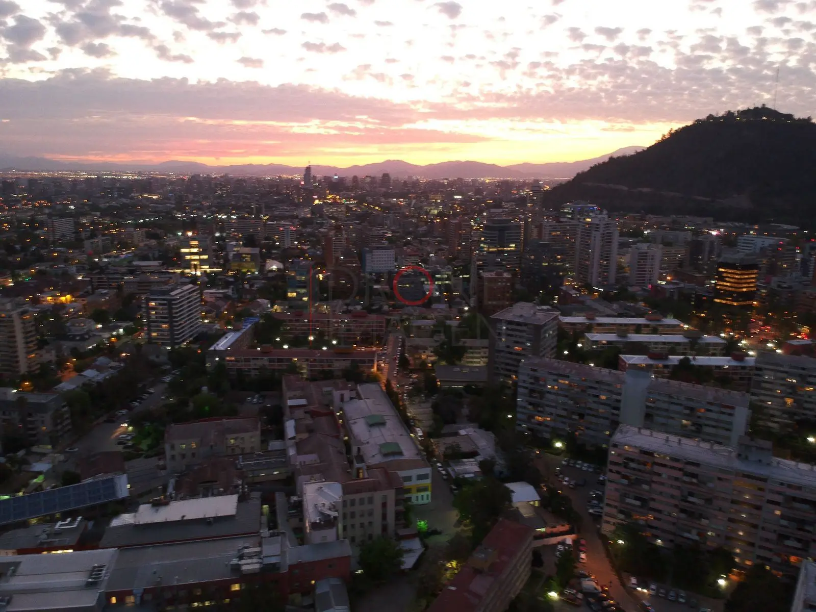 Cerro y sol poniente sobre la ciudad, Providencia — Santiago, Chile