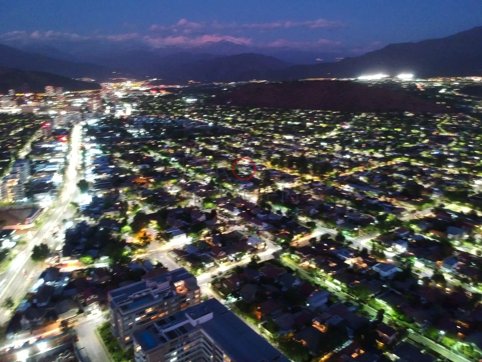 Avenida iluminada y cerros, Las Condes · vista aérea oblicua