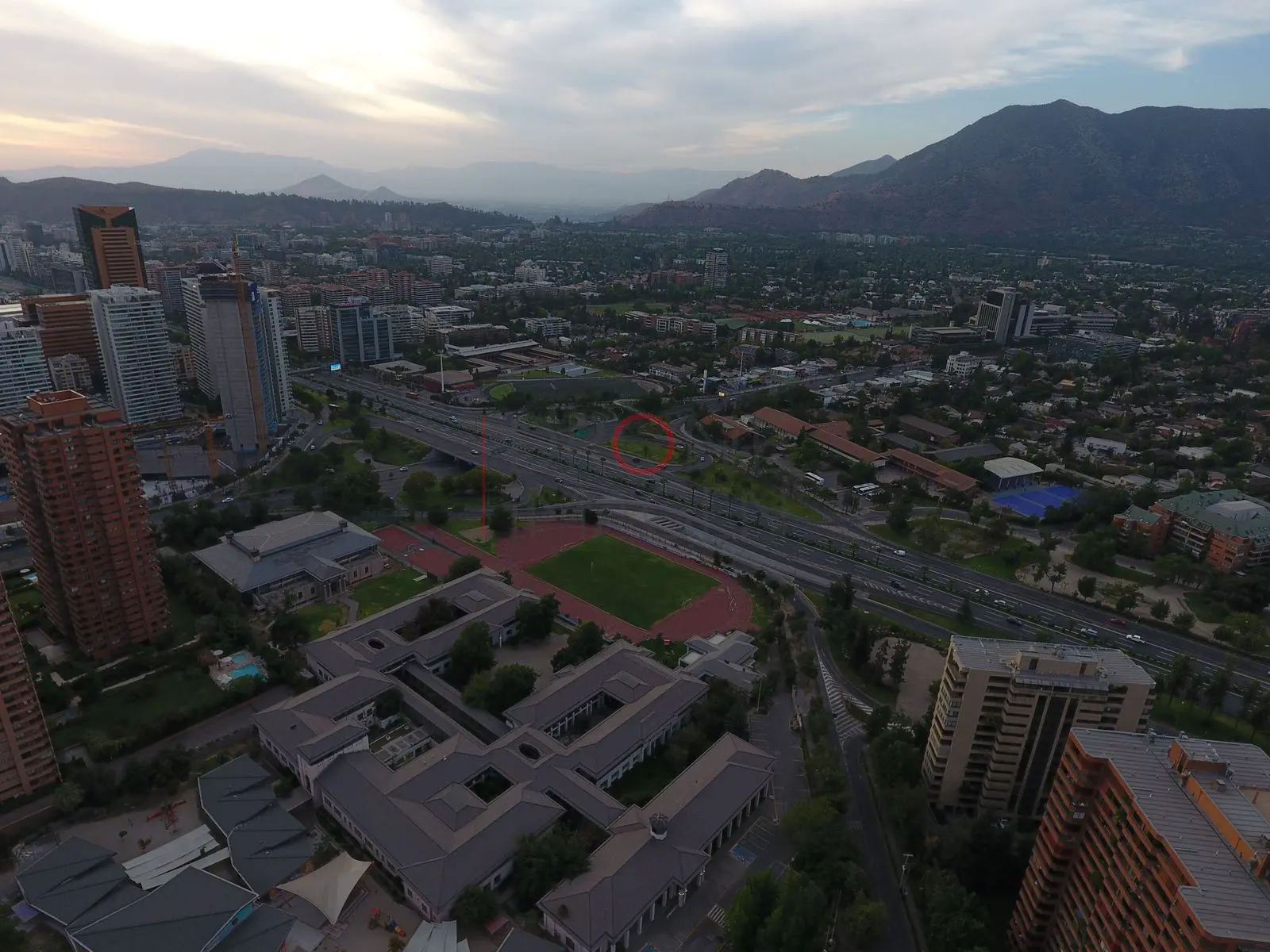 Autopista y barrios con cordillera, Las Condes · vista aérea oblicua