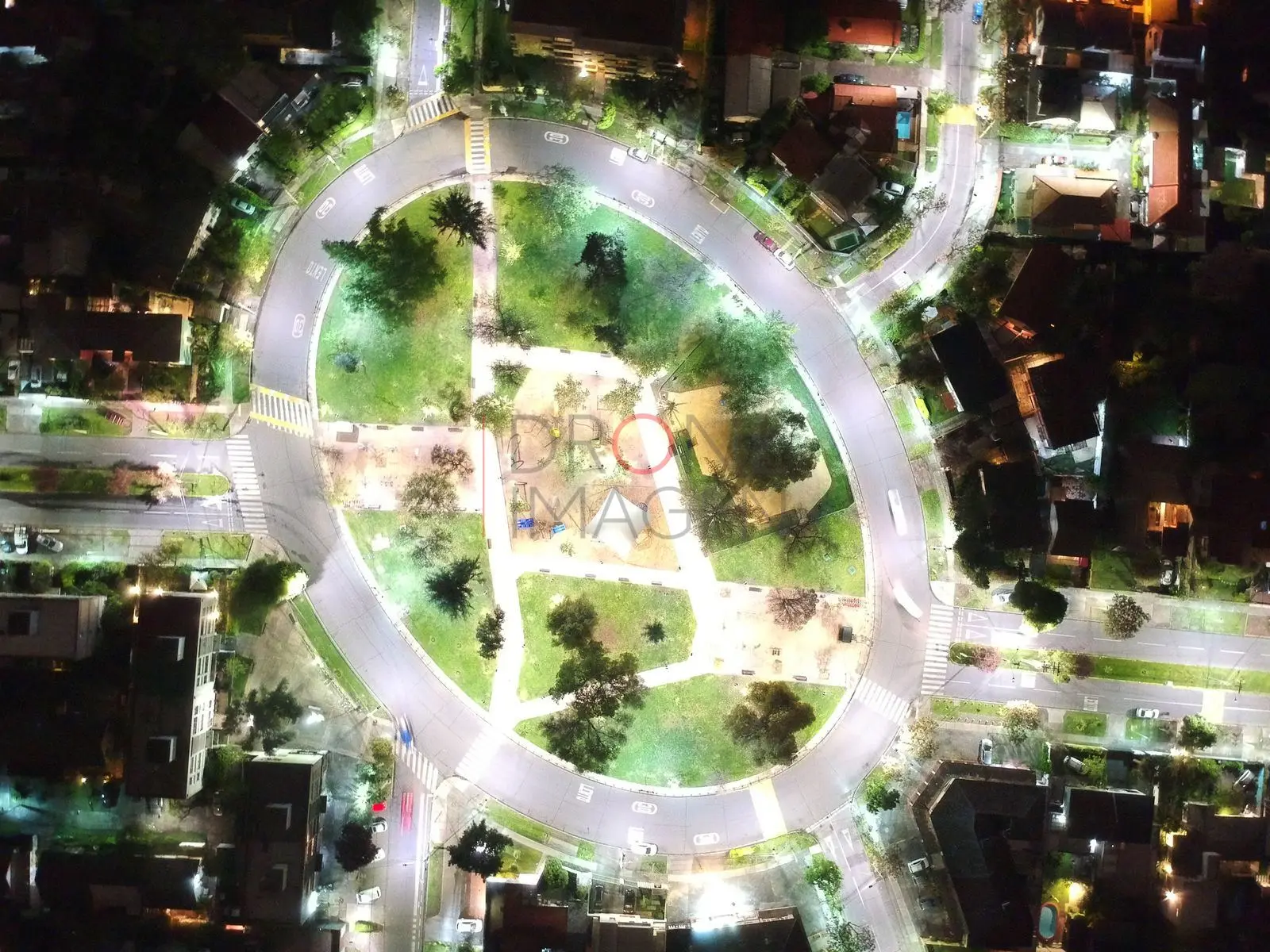 Rotonda iluminada desde arriba, Las Condes — Santiago, Chile