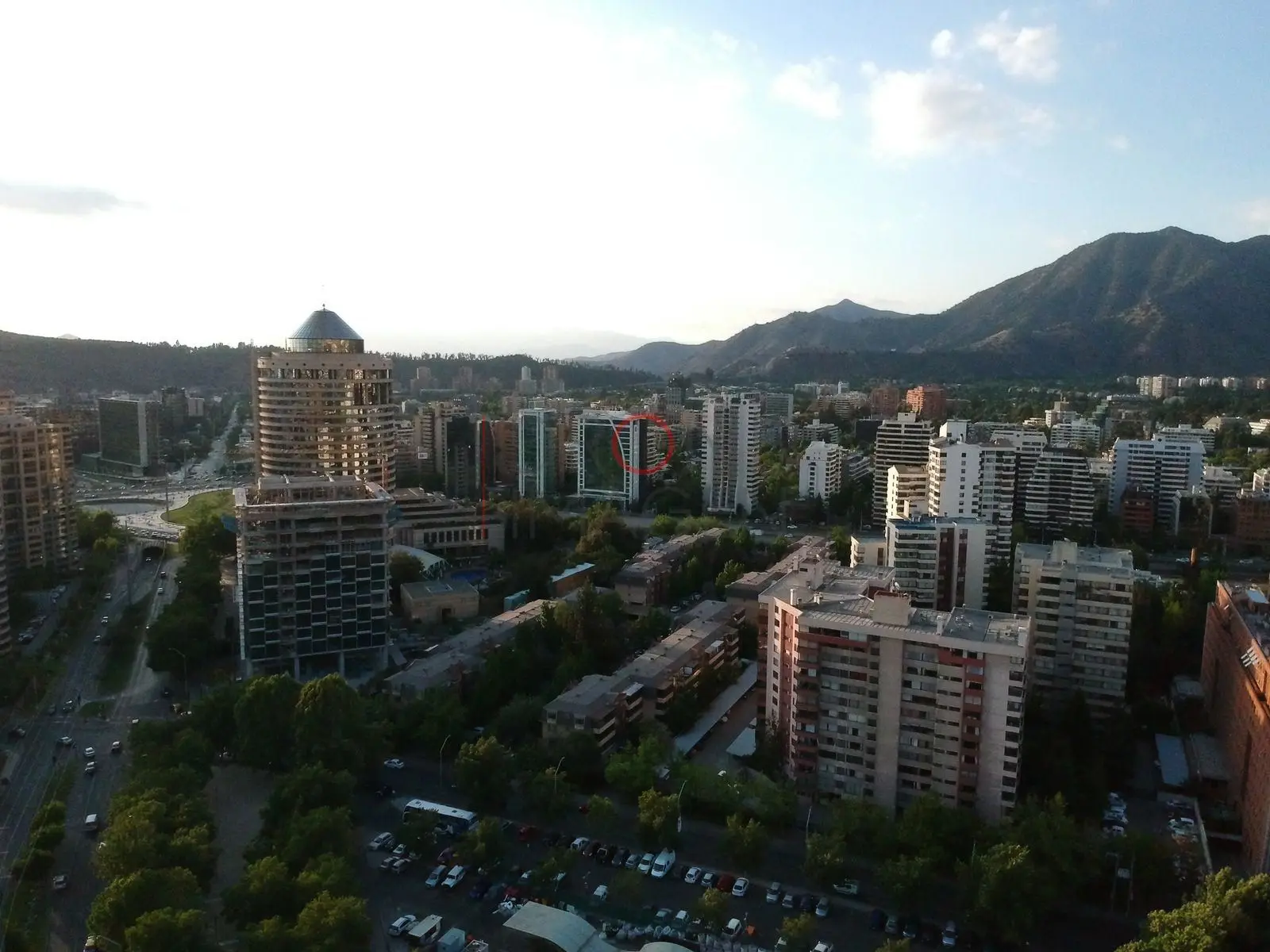 Torres y cordillera con cielo despejado, Las Condes · vista aérea oblicua