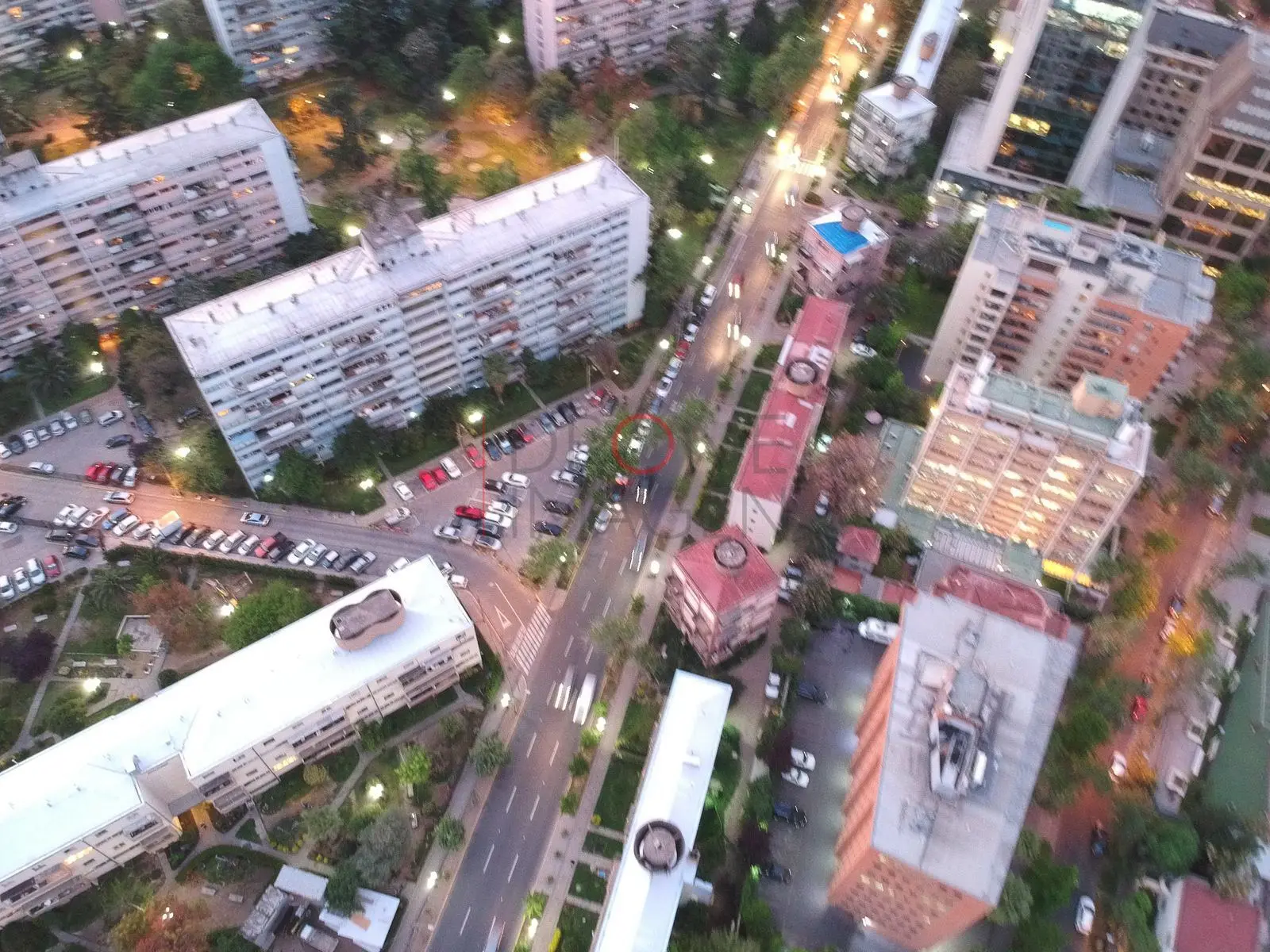 Edificios y calles iluminadas, Providencia — Santiago, Chile