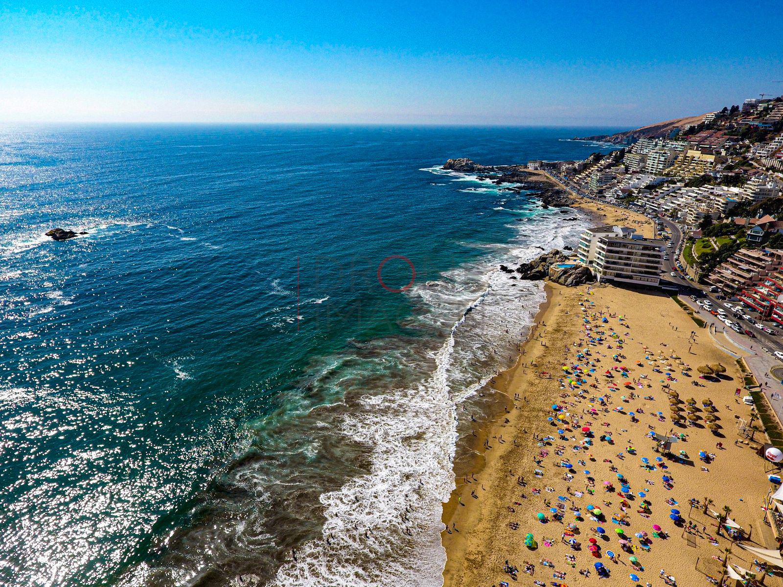 Playa concurrida #1