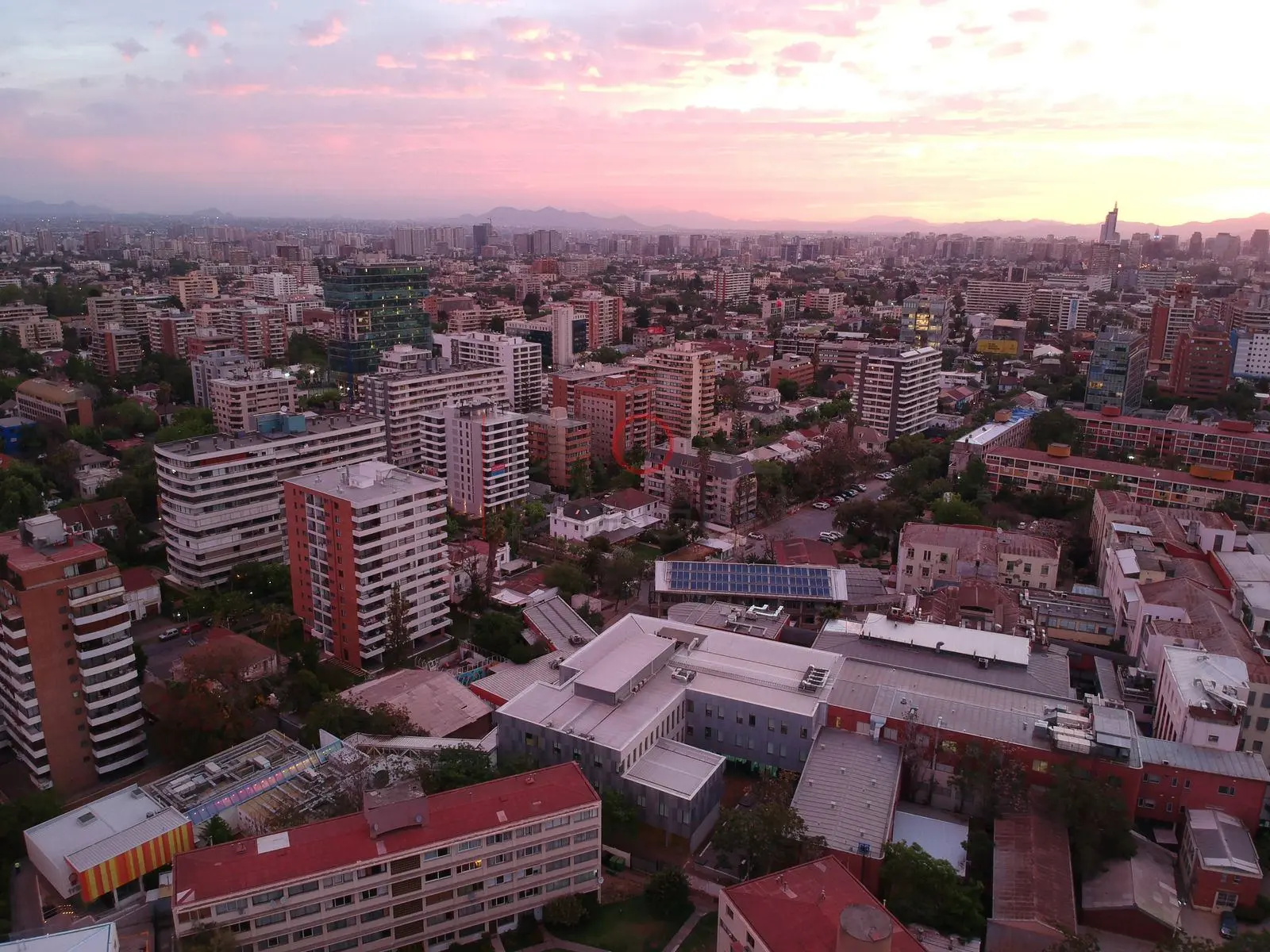 Edificios y cielo rosado, Providencia · vista aérea oblicua