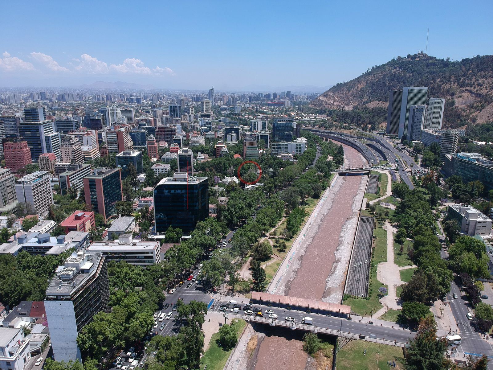 Río Mapocho, puente y skyline, Providencia