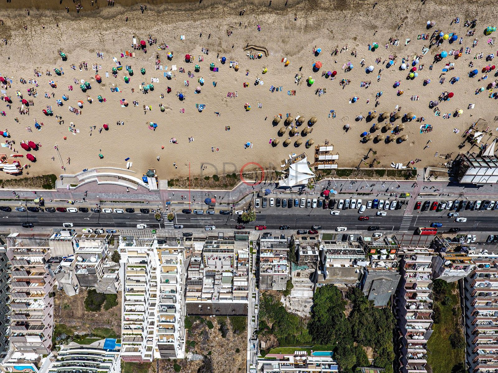 Playa concurrida #2
