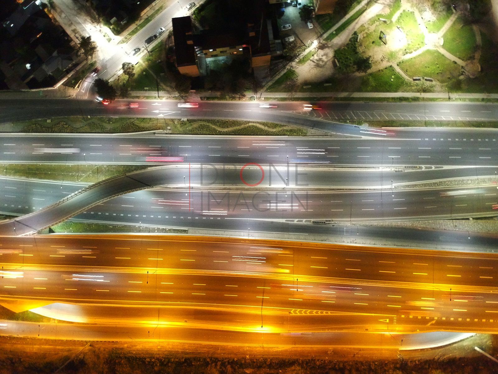 Enlace vial iluminado y estelas de autos, Santiago