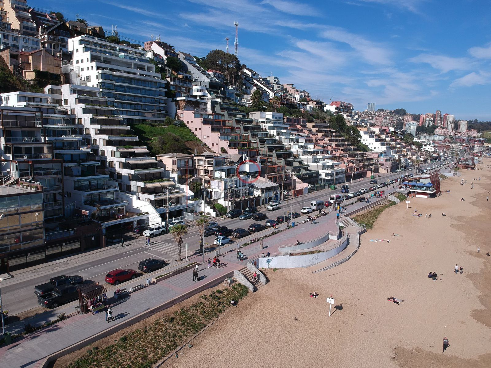 Edificios escalonados frente a la playa, Reñaca