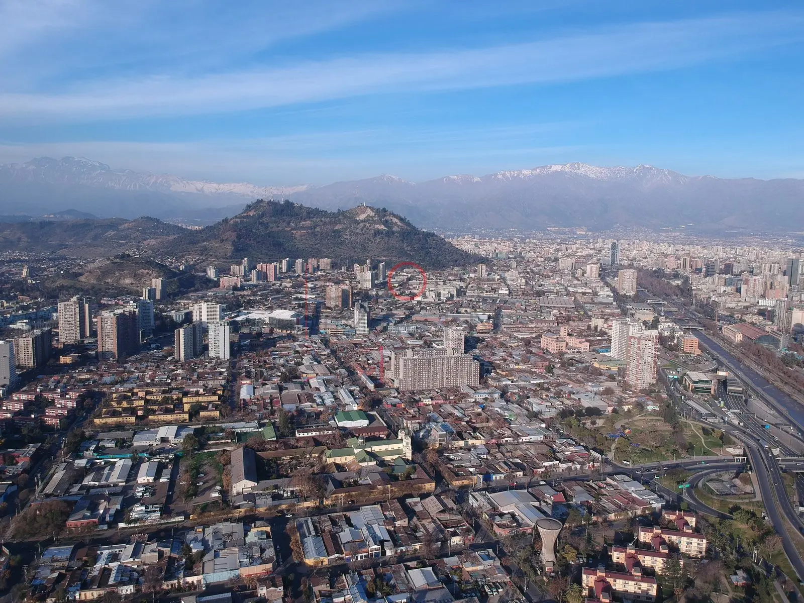 Ciudad y cerro bajo cielo azul, Independencia — Santiago, Chile
