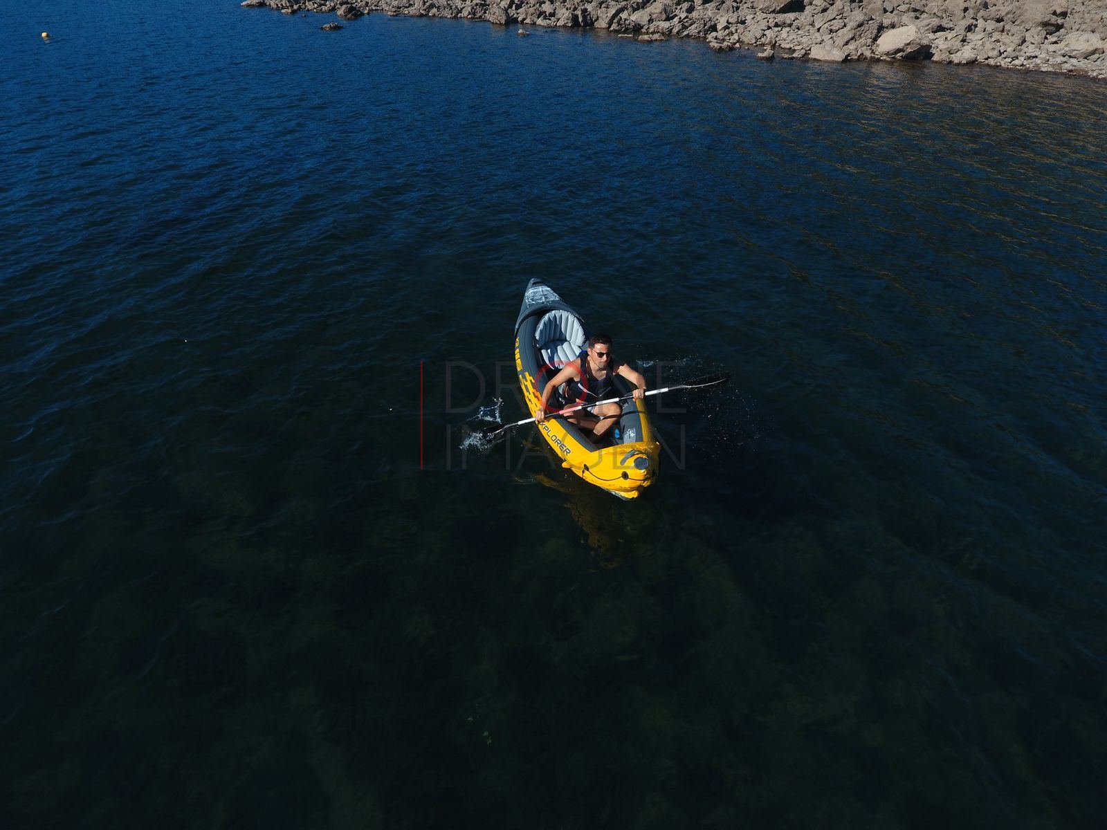 Kayak con personas remando, lago Caburgua (4)