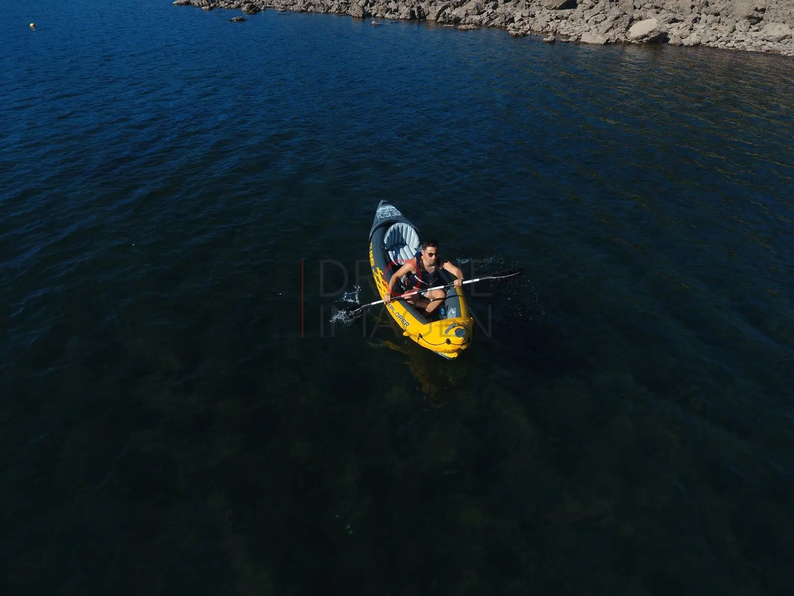 Kayak con personas remando, lago Caburgua (4)
