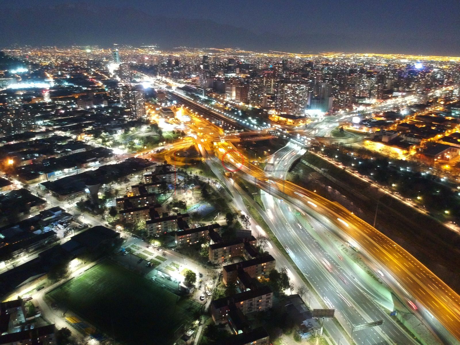 Autopista y luces al anochecer, Independencia