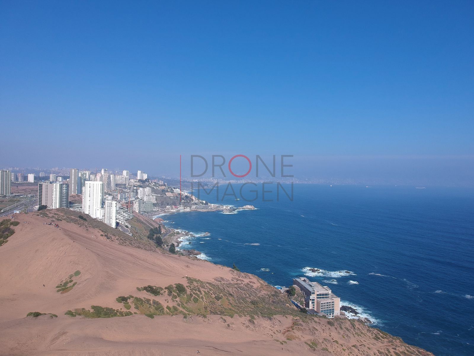 Edificios y costa desde las dunas, Concón
