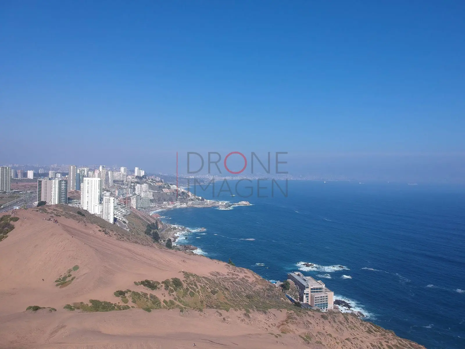 Edificios y costa desde las dunas, Concón